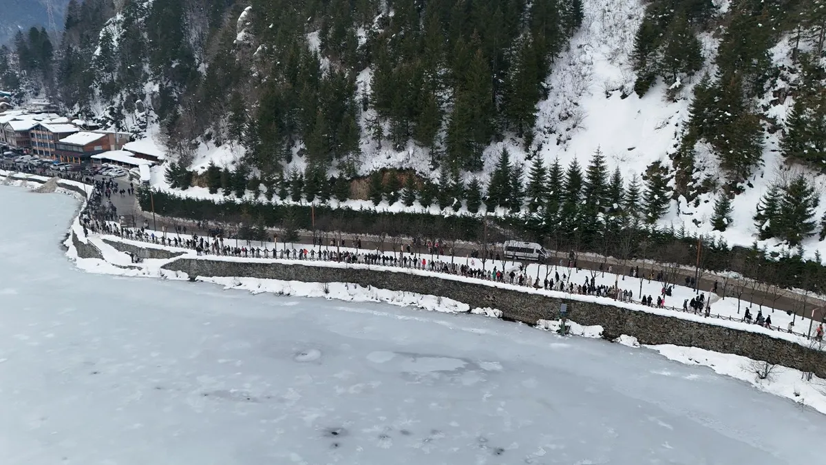 Uzungöl’de ilk kış festivali coşkusu! 6 bin 161 kişiyle horon rekoru denemesi Uzungöl’de ilk kış festivali coşkusu! 6 bin 161 kişiyle horon rekoru denemesi