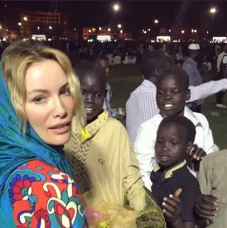 Unlu Oyuncu Gamze Ozcelik Afrikali Cocuklarla Bulustu Son Dakika Haberler