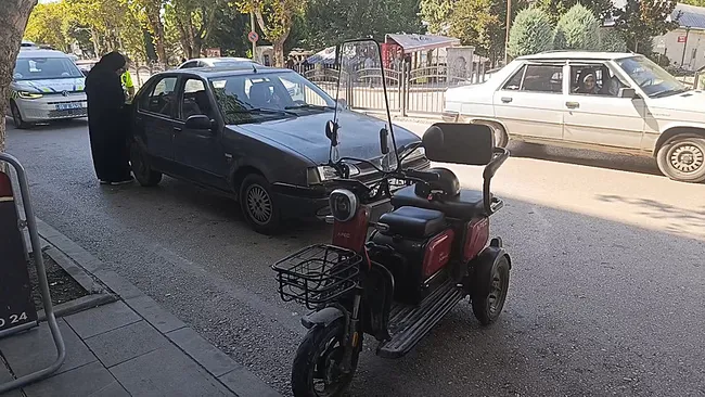 acilan-arac-kapisi-kazaya-sebep-oldu-gozluk-caminin-parcalari-yuzune-saplandi-1788276045049.jpeg