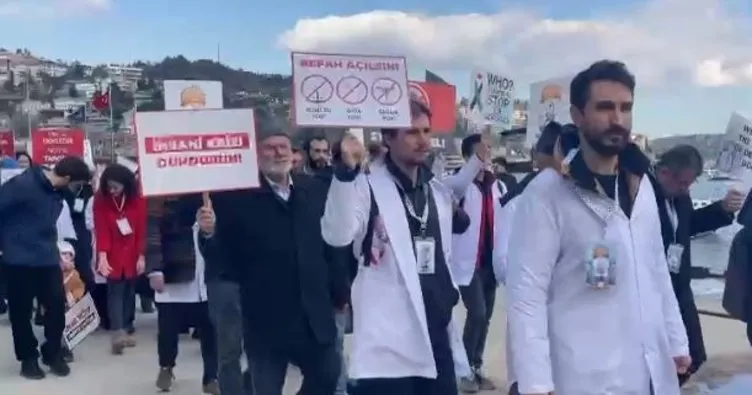 Doktorlar Gazze’de İsrail’in katliamını kanlı önlükleriyle yürüyerek protesto etti