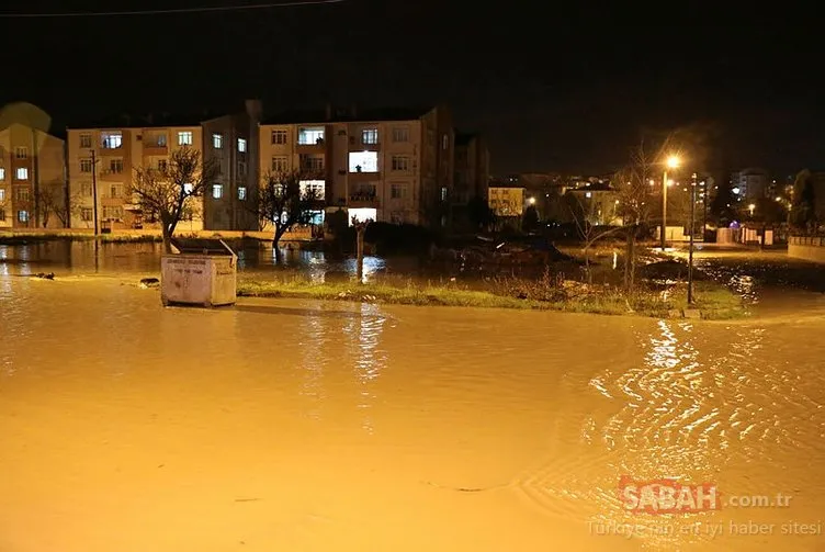 Edirne şiddetli yağışa teslim! Mahsur kalanlar kepçeyle kurtarıldı