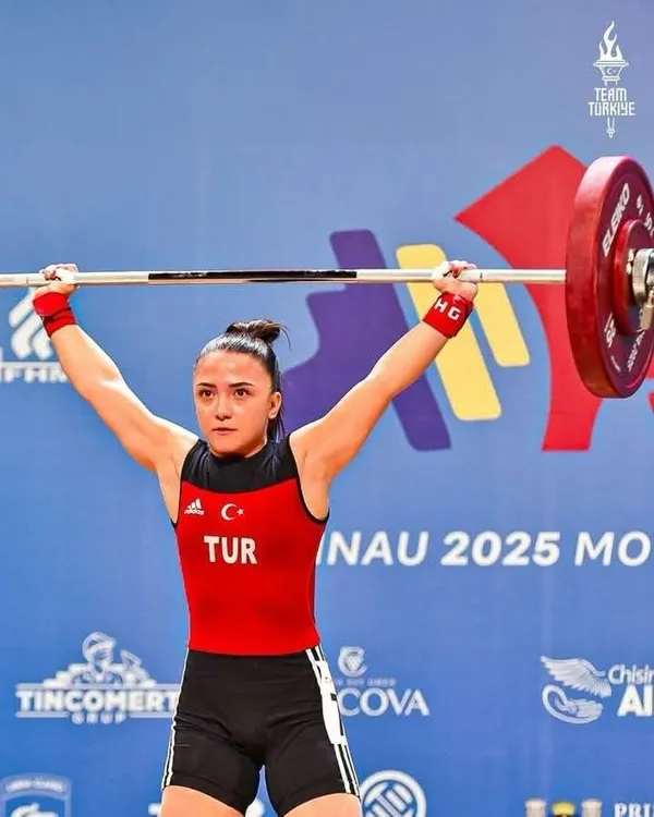 zorla-basladigi-halterde-madalya-avcisi-oldu-1745208467005.jpeg