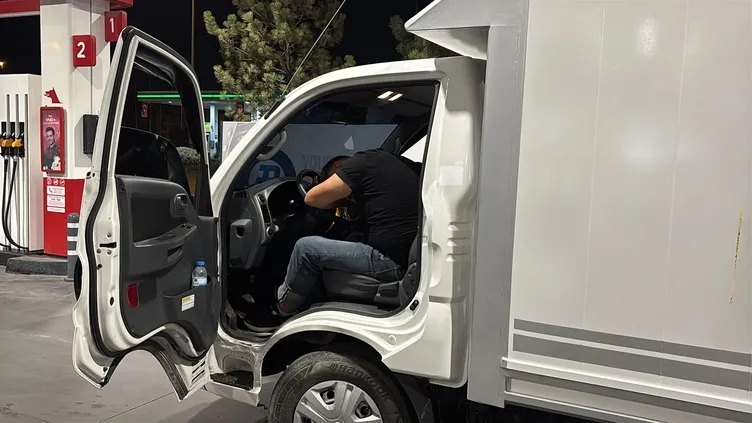 Aksaray’da hayrete düşüren anlar! Alkollü sürücü akaryakıt istasyonunda fenalaştı: Görevli pos cihazını ambulansa kadar getirdi!