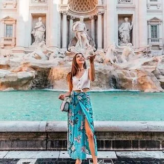 Roma sokaklarını gezdi