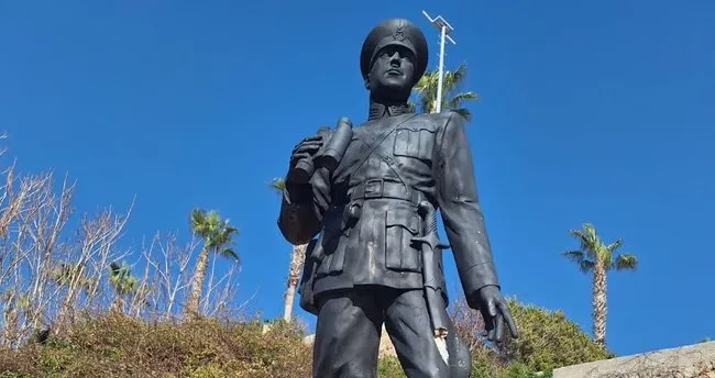 Topçu Yüzbaşı Ertuğrul Aker’in heykeline büyük saygısızlık