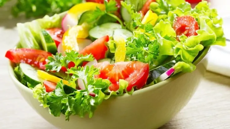 Salata tutkunlarına hitap edecek hem sağlıklı hem kolay 5 salata tarifi