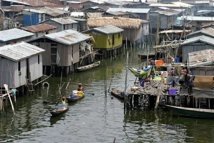 Dünyanın en büyük yüzen gecekondu mahallesi