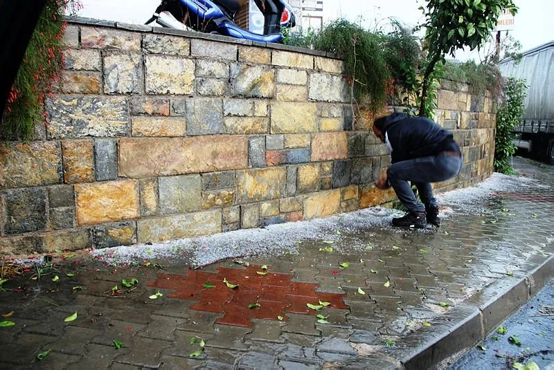 Bodrum'a fındık büyüklüğünde dolu yağdı... Bodrum sular ...