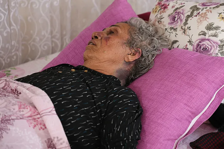 O ilimizde kan donduran olay: Yemek yiyip çay içtiği kadını çekiçle gasp etti!