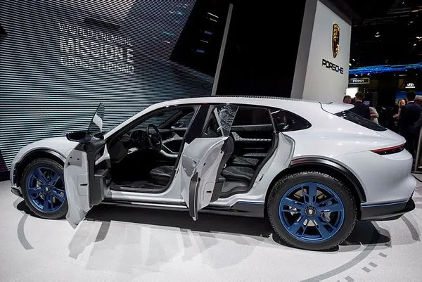 Porsche'un Mission E Cross Turismo modeli Tesla Model X'e rakip olacak