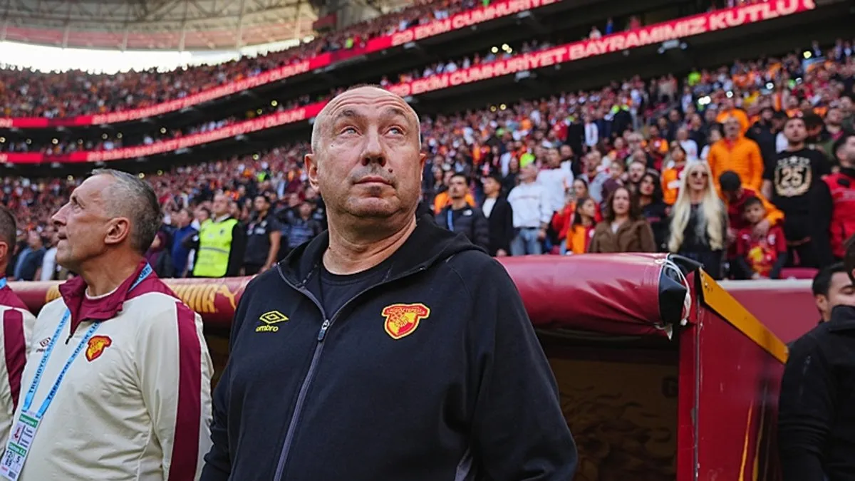 Stanimir Stoilov: “Kırmızı karttan sonra maçın ikinci farklı kısmı başladı” Stanimir Stoilov: “Kırmızı karttan sonra maçın ikinci farklı kısmı başladı”