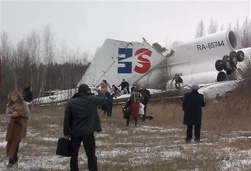 Rusya’da acil iniş yapan uçak kaza yaptı