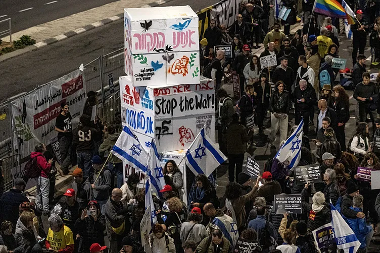 İsrail halkının öfkesi Netanyahu’yu sarsıyor: Ateşkes anlaşmasına Siyonist sabotaj!