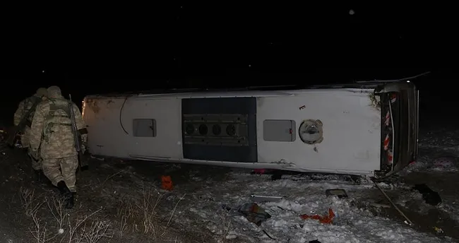 Sivas’ta yolcu otobüsü devrildi: 34 yaralı