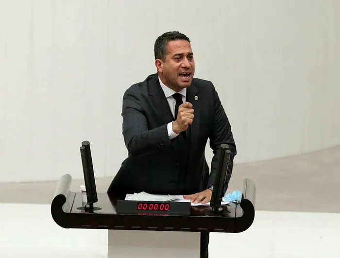 son-dakika-senaryo-chpde-yazildi-ak-partili-vekilin-aracinin-durdurulmasindan-siyasi-operasyon-cikti-1659844697751.jpg