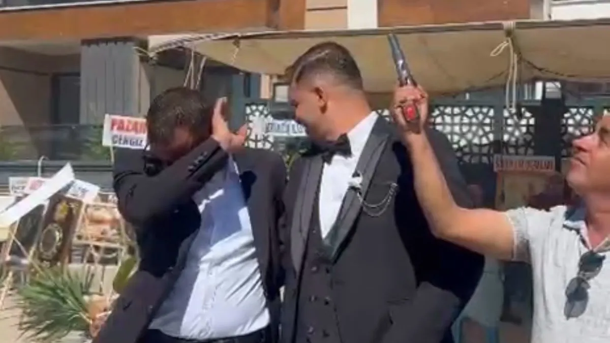Muhtarda bunu yaparsa! Ruhsatlı silahıyla peş peşe ateş etti… Maganda muhtarın görüntüleri ortaya çıktı Muhtarda bunu yaparsa! Ruhsatlı silahıyla peş peşe ateş etti… Maganda muhtarın görüntüleri ortaya çıktı