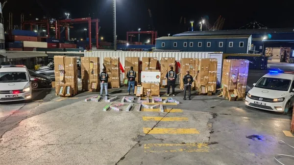 istanbulda-tarihi-kacakcilik-operasyonu-310-milyon-tl-degerinde-elektronik-sigara-ele-gecirildi142-bin-cihaz-y-1793431285548.jpeg