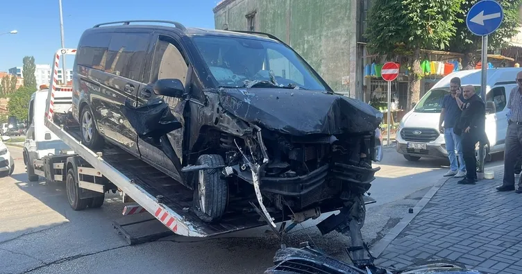 5 araca çarpıp çay ocağına daldı