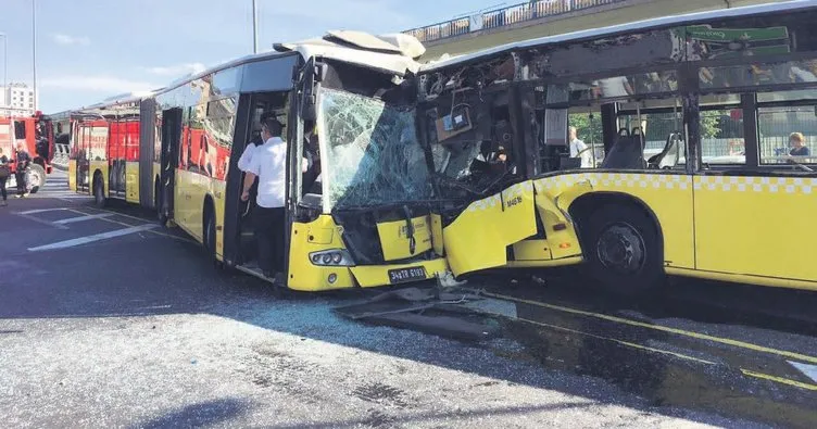 Metrobüsler kafa kafaya çarpıştı 32 yaralı