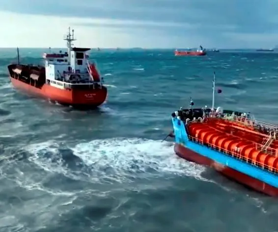 bakirkoy-aciklarinda-iki-tanker-firtina-nedeniyle-birbirine-temas-etti-1767125497755.jpg