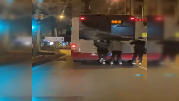 İzmir'de otobüse tutunarak patenle kayan çocuklar kamerada!