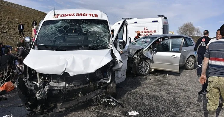 Sivas’ta minibüs ile otomobil çarpıştı: 2 ölü, 16 yaralı
