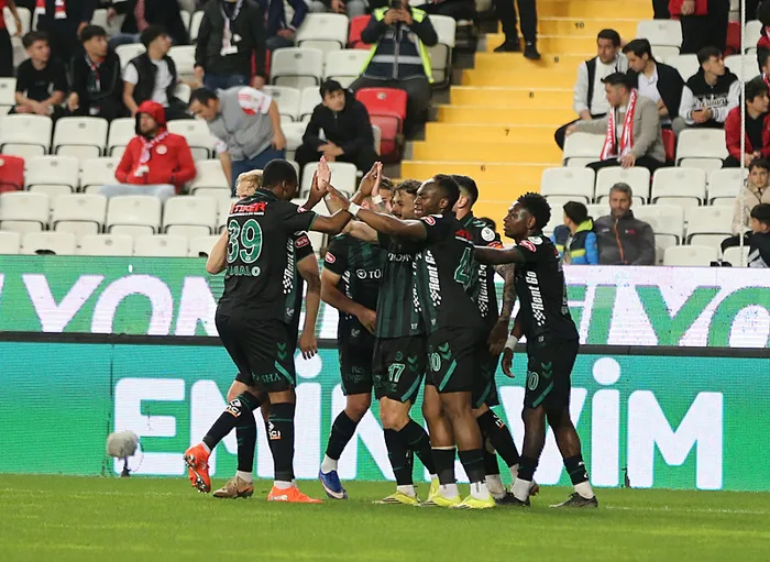 konyaspor-antalyaspor-deplasmaninda-kazandi-1776452523362.jpeg