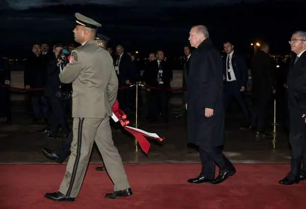 Cumhurbaşkanı Erdoğan Tunus'ta Şehitler Anıtına çelenk bıraktı