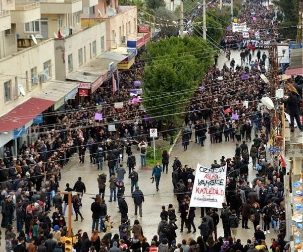 Mersin’de 15 bin kişi Özgecan için yürüdü