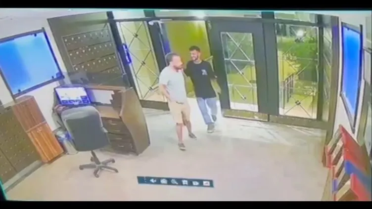 Öldürülen müzisyenin son görüntüsü ortaya çıktı: Katillerini kapıda karşılamış
