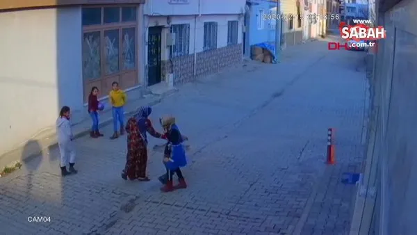 Bursa'da tepki çeken skandal görüntü: Bir kadın sokak ortasında... | Video