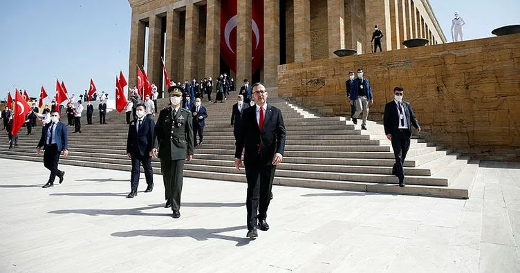 Bakan Kasapoğlu’dan Anıtkabir’e 19 Mayıs ziyareti