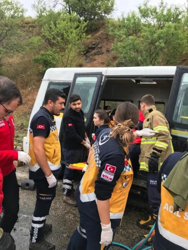 son-dakika-balikesirde-feci-kaza-minibus-ile-tanker-carpisti-6-olu-15-yarali-1654943747855.jpg