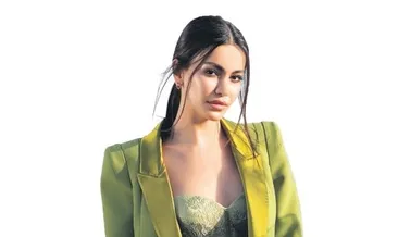 Pet şişelerden üretilen elbise giyiyor