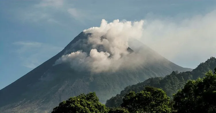 Endonezya’da Merapi Yanardağı’nda patlama