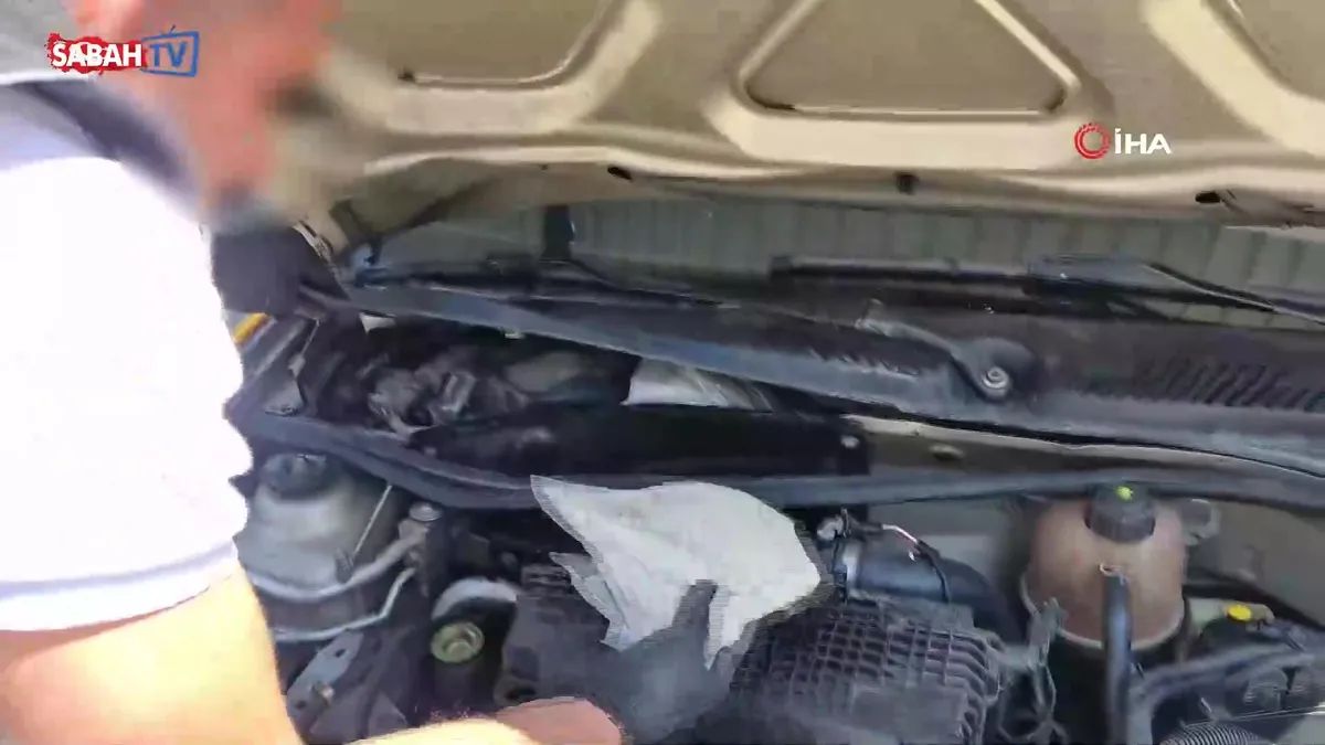 Rekor miktarda sentetik kannabinoid hammaddesi taksinin motor bölmesinden çıktı | Video videosunu izle Rekor miktarda sentetik kannabinoid hammaddesi taksinin motor bölmesinden çıktı | Video videosunu izle