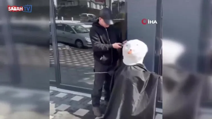 Kimi kardan adamı tıraş etti, kimileri ise sokak aralarında keyif yaptı | Video