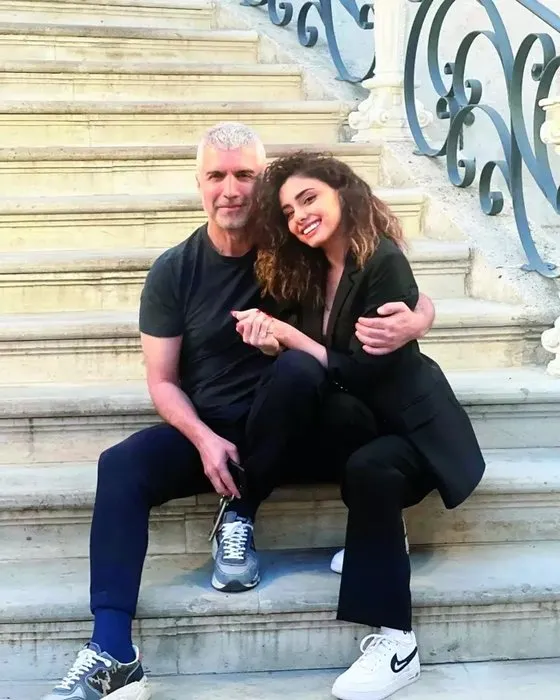 Bizden olmaz dediği kadınla evlendi! Özcan Deniz eşi Samar Dadgar’la tanışma hikayesini ilk kez anlattı: Ruh eşi diye bir şey var