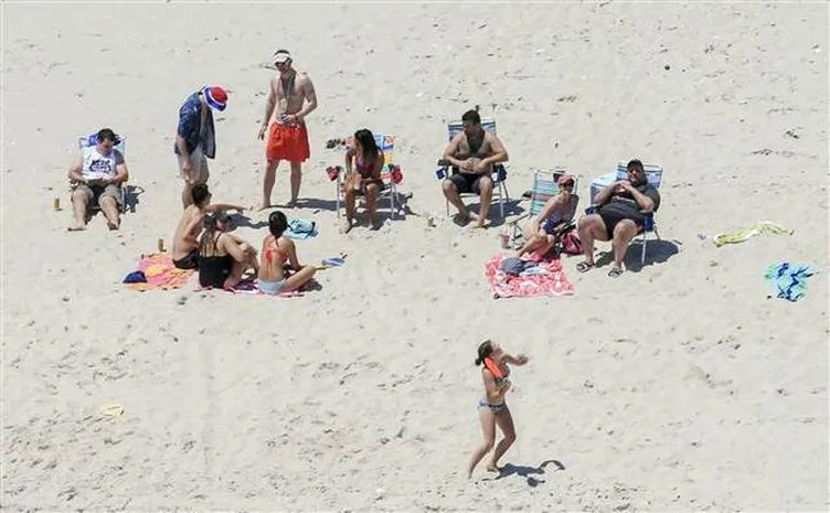 ABD’de vali, halka kapattığı plajda ailesiyle tatil yaptı
