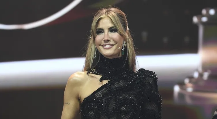 Çağla Şıkel imaj değişikliğine gitti! Saçlarının rengine yorum yağdı