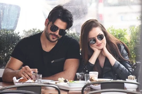 Burak Özçivit ve Fahriye Evcen Afrika tatilinde!