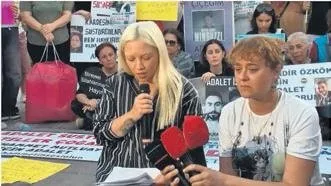 Katledilen oğlu için adalet nöbeti başlatmıştı! Mattia Ahmet Minguzzi’nin annesi Yasemin Minguzzi’ye bir destek de Ece Seçkin’den geldi!