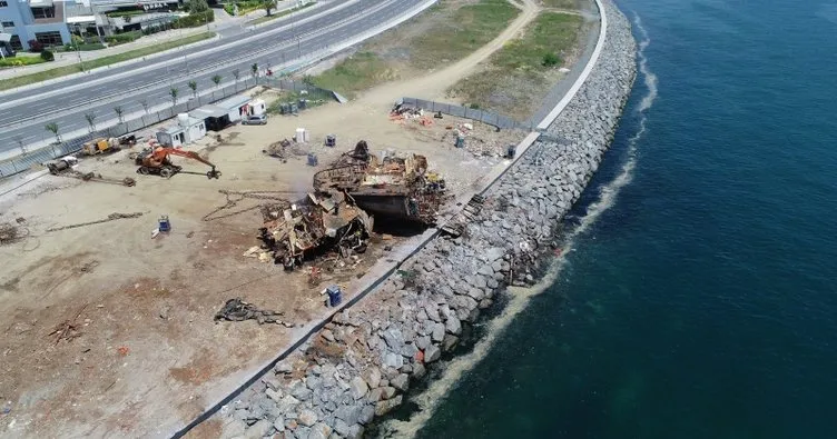 Zeytinburnu’nda söküm çalışmaları yapılan geminin denizdeki son parçası da çıkarıldı