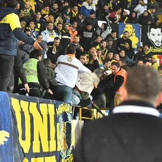 Akhisar'da, Fenerbahçe tribününde kan aktı