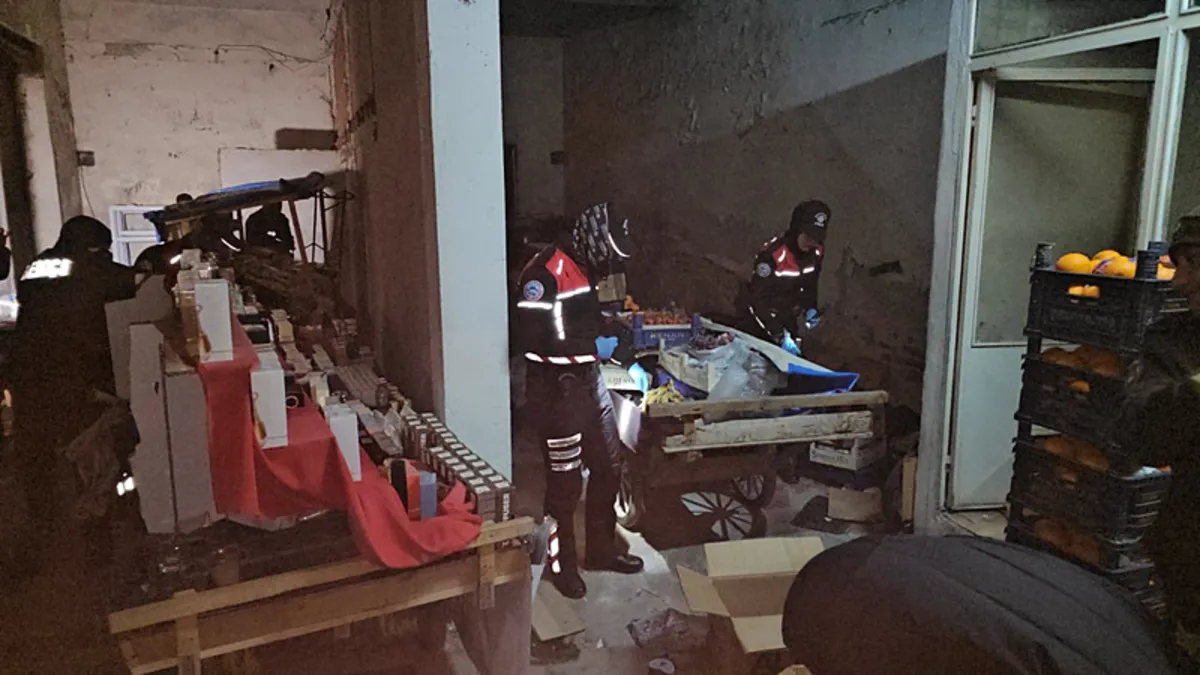 Edirne’de uyuşturucu deposuna baskın: 4 kişiye gözaltı Edirne’de uyuşturucu deposuna baskın: 4 kişiye gözaltı