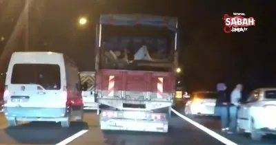 İstanbul’da ölüm tehlikesine aldırmadan kamyonetin arkasında uzanarak yolculuk yapan şahıs kamerada | Video