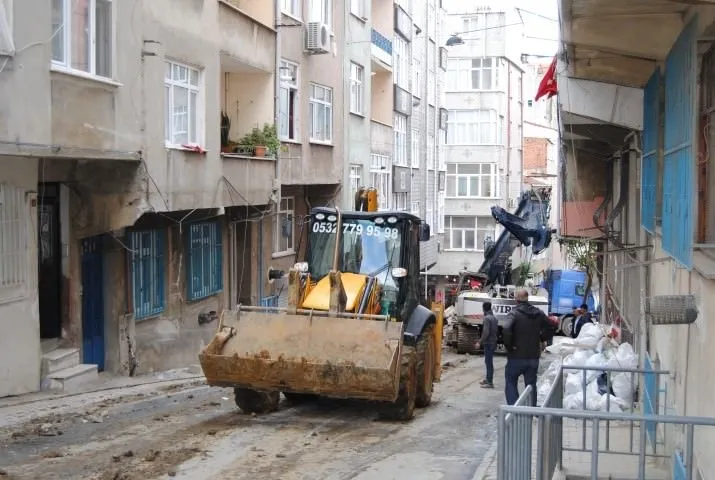 İstanbul’da freni boşalan TIR binaya girdi
