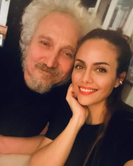 Aşıklar el ele! Ünlü oyuncu Deniz Barut ve yönetmen sevgilisi görüntülendi