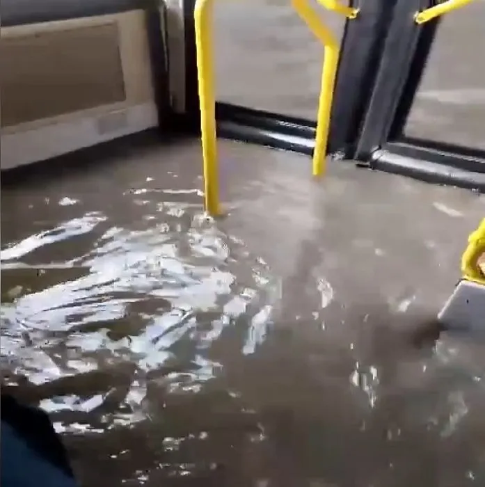 İstanbul’u sağanak yağış vurdu! Yollar göle döndü, İETT otobüsünü su bastı