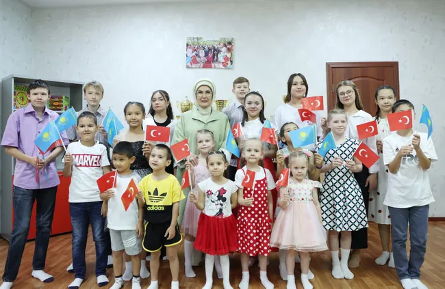 emine-erdogan-astanada-yetimhane-ziyaret-etti-1720088695953.jpg